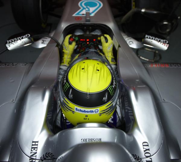 Formula 1: Το “διαστημικό” τιμόνι της Mercedes GP