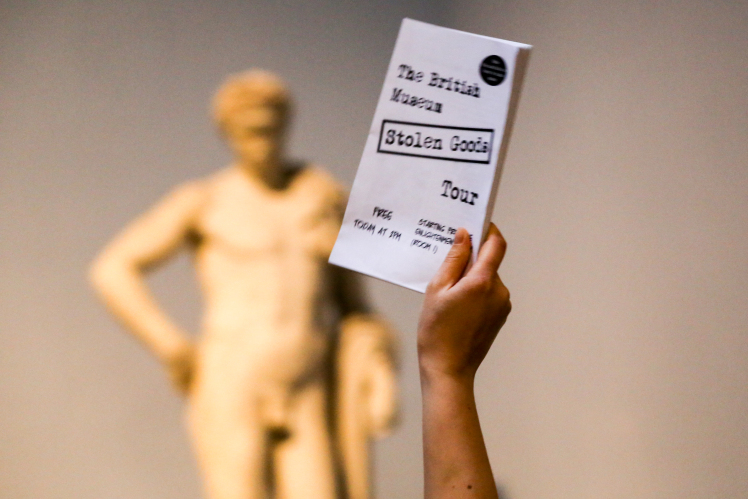 Θεατρική ομάδα έκανε ξενάγηση στα «κλεμμένα εκθέματα» του Βρετανικού Μουσείου