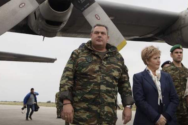 Κολλημένος με τις στολές: Το ειρωνικό tweet Καμμένου για τον Τραμπ