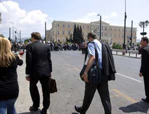 «Η σοβαρή κατάσταση της Ελλάδας μπορεί να οδηγήσει σε ευρω-ντόμινο» λέει ο Ντ.Στρος-Καν