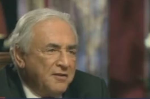 Ο Στρος-Καν επιστρέφει και μιλά για την «τρομερή στιγμή» της σύλληψής του