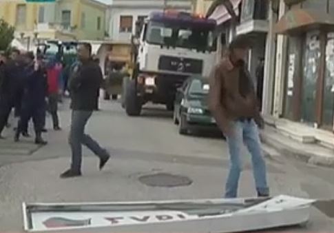 Αγρότες «ξήλωσαν» την επιγραφή από τα γραφεία του ΣΥΡΙΖΑ στο Μεσολόγγι