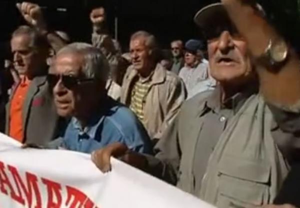 Συγκέντρωση συνταξιούχων έξω από το υπουργείο Εργασίας