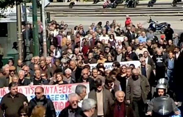 Μειώσεις στις συντάξεις και αύξηση των εισφορών ζητούν οι δανειστές