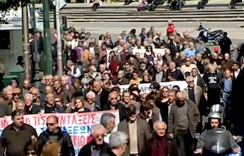 Μειώσεις στις συντάξεις και αύξηση των εισφορών ζητούν οι δανειστές