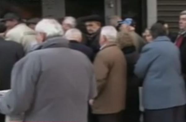 Ατελείωτες ουρές έξω από τις τράπεζες για τις συντάξεις