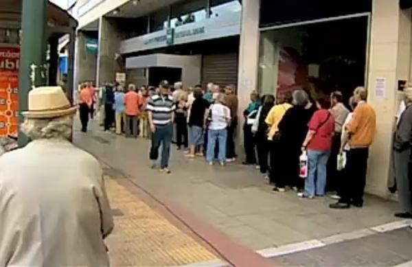 Ατελείωτες ουρές έξω από τις τράπεζες για τις συντάξεις του Ιουνίου