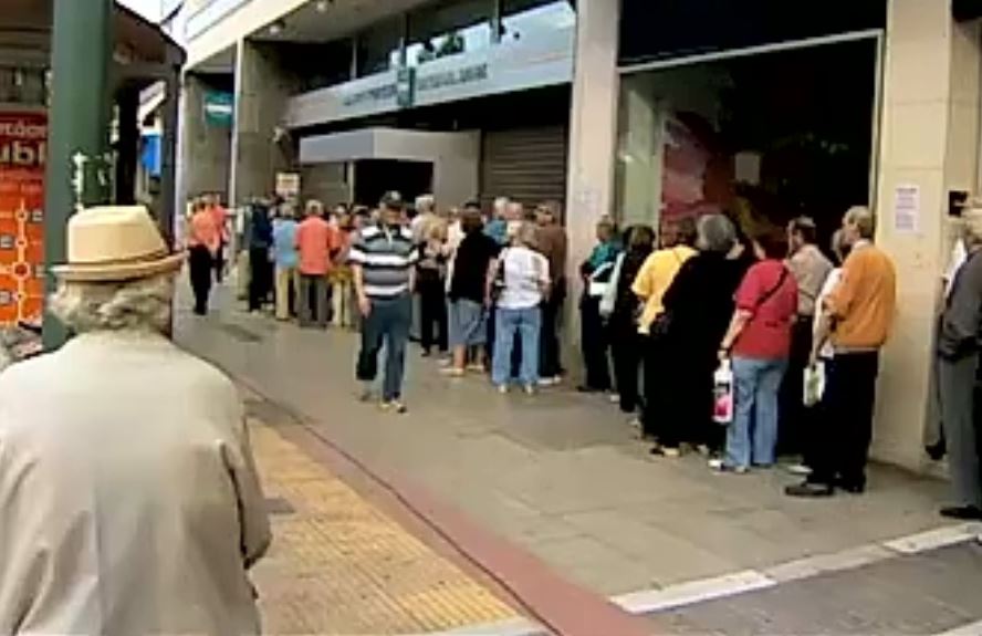 Ατελείωτες ουρές έξω από τις τράπεζες για τις συντάξεις του Ιουνίου