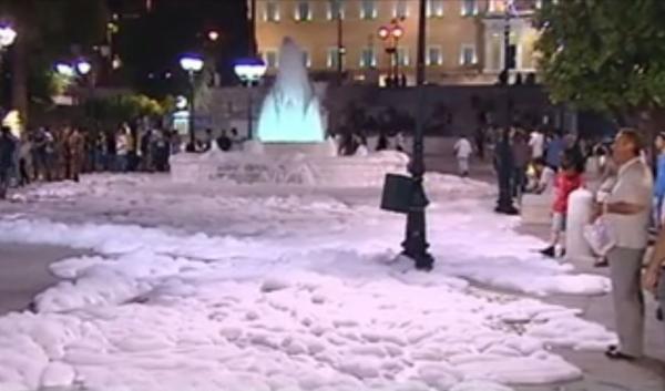 Γέμισε αφρούς η πλατεία Συντάγματος
