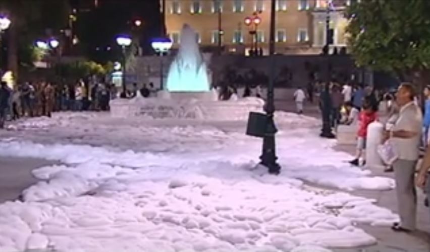 Γέμισε αφρούς η πλατεία Συντάγματος