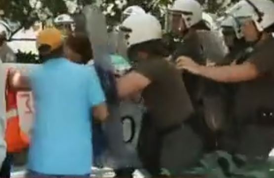 ΜΑΤ ενάντια σε καθαρίστριες και σχολικούς φύλακες