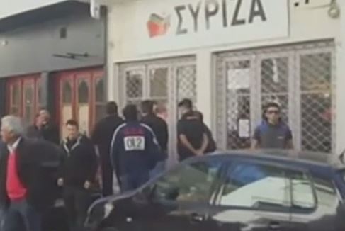 Λειβαδιά: Αγρότες θυροκόλλησαν τα αιτήματά τους στα κλειστά γραφεία του ΣΥΡΙΖΑ