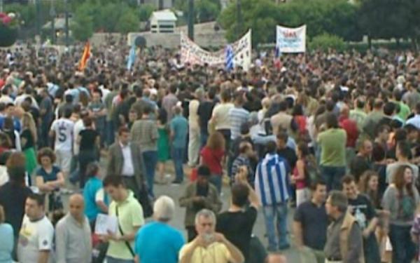 Χιλιάδες «Αγανακτισμένοι» συνεχίζουν την διαμαρτυρία τους