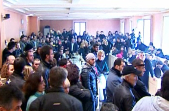 Οι συμβασιούχοι συνεχίζουν τη κατάληψη στο δημαρχείο της Αθήνας