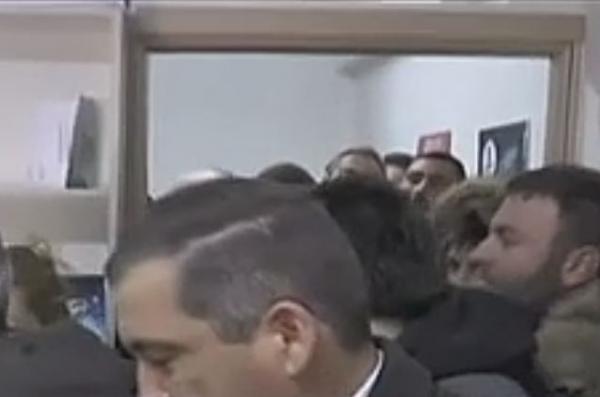 Σέρρες: Αγρότες εισέβαλαν στα γραφεία του ΣΥΡΙΖΑ