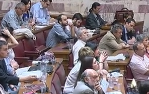 Κορυφώνεται η αντιπαράθεση κυβέρνησης-ΣΥΡΙΖΑ για τα «δύο άκρα»