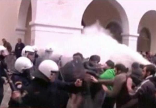 Επεισόδια κατά την επίσκεψη Γ.Παπανδρέου στην Ερμούπολη