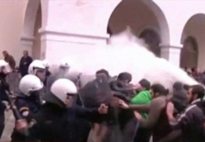 Επεισόδια κατά την επίσκεψη Γ.Παπανδρέου στην Ερμούπολη