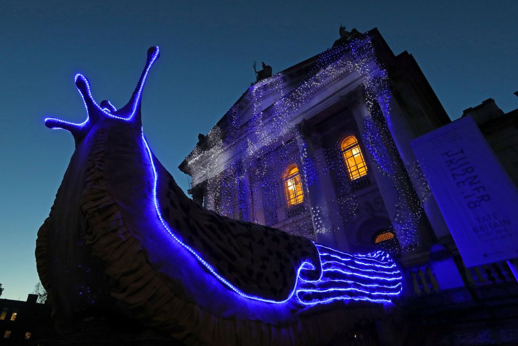 Γιγαντιαία σαλιγκάρια φωτίζουν την Tate Britain