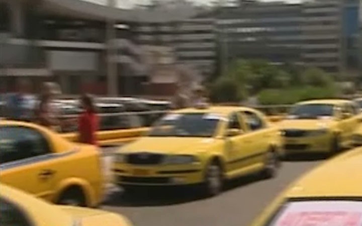 Ανυποχώρητοι οι ιδιοκτήτες ταξί