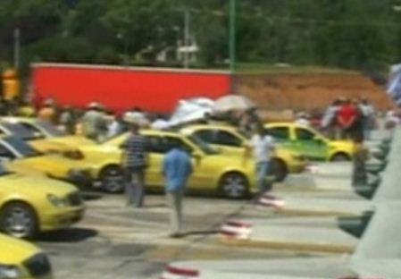 Συνεχίζουν τις κινητοποιήσεις οι ιδιοκτήτες ταξί