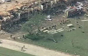 Επιζώντες αναζητούν στα συντρίμμια στο Τέξας