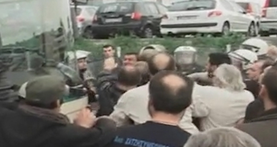 Στα χέρια ιδιοκτήτες λεωφορείων με τους απεργούς συναδέλφους τους