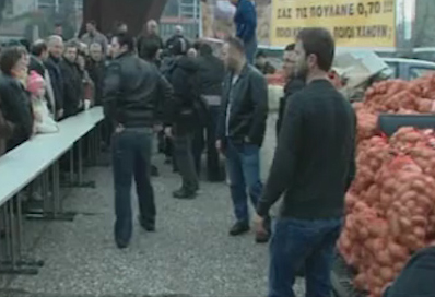 Δωρεάν πατάτες μοίρασαν στους περαστικούς παραγωγοί στη Θεσσαλονίκη