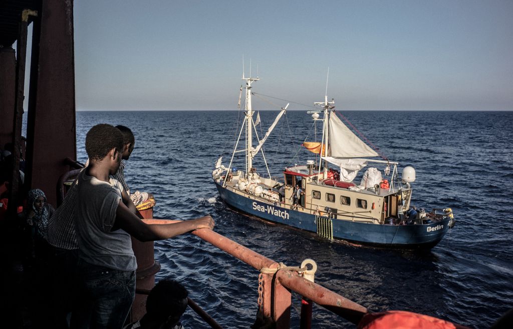 Δύο πλοία με πάνω από 300 μετανάστες αναζητούν λιμάνι στη Μεσόγειο