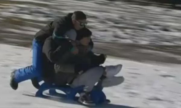 Επισκέπτες στα χιονοδρομικά με τα πρώτα χιόνια