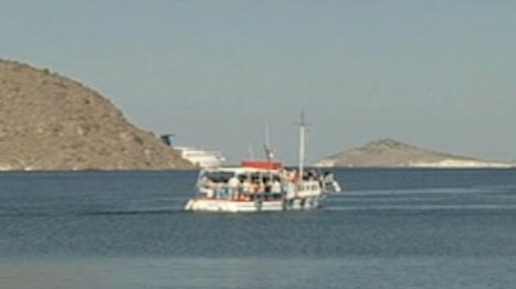 Άνοδος των αφίξεων ξένων τουριστών, πτώση στις κρατήσεις από Έλληνες