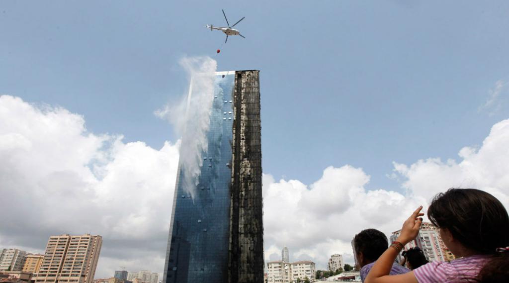 Μεγάλη πυρκαγιά στον ουρανοξύστη Polat στην Κωνσταντινούπολη