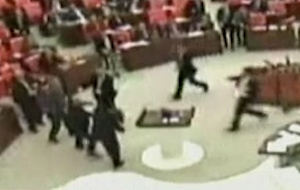 Ξύλο στην Βουλή της Τουρκίας για την εκπαιδευτική μεταρρύθμιση