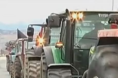 Εκατοντάδες τρακτέρ στους δρόμους για ασφαλιστκό και φόρους