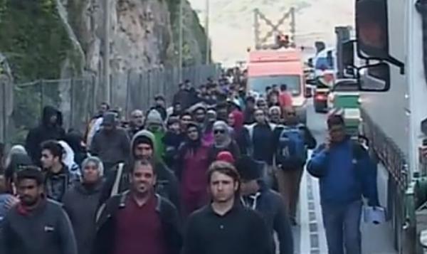 Χιλιάδες πρόσφυγες διασχίζουν την Ελλάδα πεζή με όνειρο την κεντρική Ευρώπη