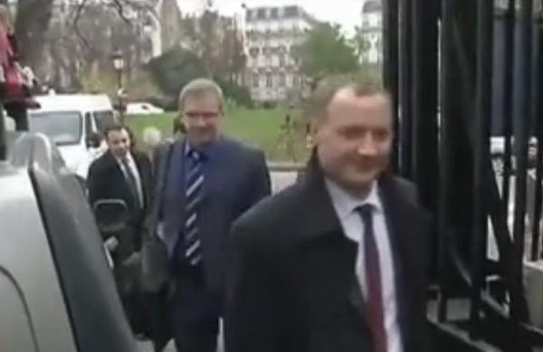 Η κυβέρνηση περιμένει την απάντηση της τρόικας