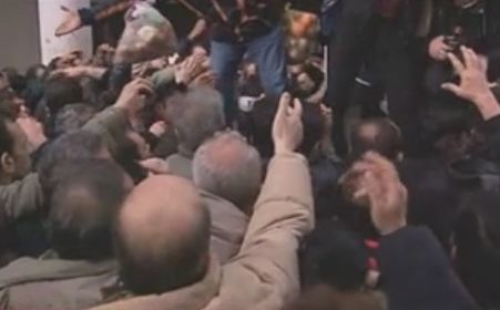 Κοσμοσυρροή στη λαϊκή που έστησαν οι παραγωγοί στην πλατεία Βάθη