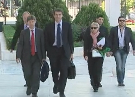 Μείωση του κατώτατου μισθού ζητάει η τρόικα