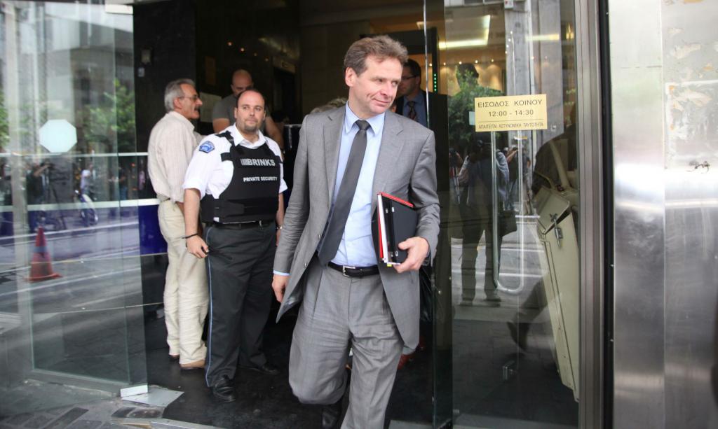 Τρόικα: Καταργήστε 13ο-14ο μισθό σε ιδιωτικό τομέα και ΔΕΚΟ, τράπεζες