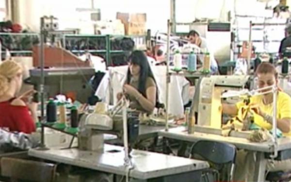 Η τρόικα ζητά μείωση μισθών στον ιδιωτικό τομέα