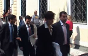 Η τρόικα «χτυπά» δικαστήρια και κλειστά επαγγέλματα