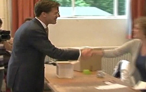 Μαρκ Ρούτε: Οι χώρες που δεν συμμορφώνονται να αποχωρούν από την ευρωζώνη