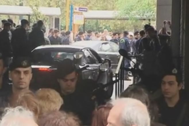 Φυγαδεύτηκε από το ΥΠΟΙΚ η τρόικα εν μέσω έντονων αποδοκιμασιών