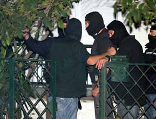 Σφίγγει ο κλοιός για τη γιάφκα με τον οπλισμό του Επαναστατικού Αγώνα