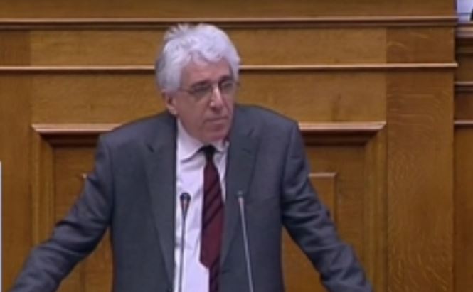 Σκληρή κόντρα στη Βουλή για την αποφυλάκιση του Σάββα Ξηρού