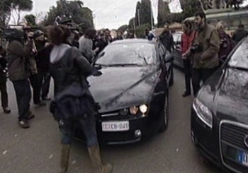 Με αναφορές στους «Πυρήνες» η προκήρυξη για το πακέτο στην ελληνική πρεσβεία στη Ρώμη