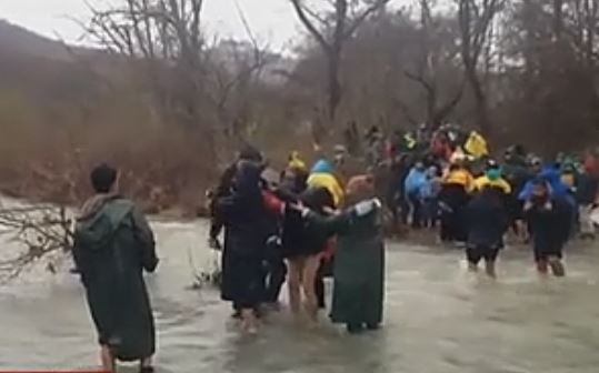 Δημοσιογράφος του «TIME» περιγράφει το πέρασμα των προσφύγων στην ΠΓΔΜ