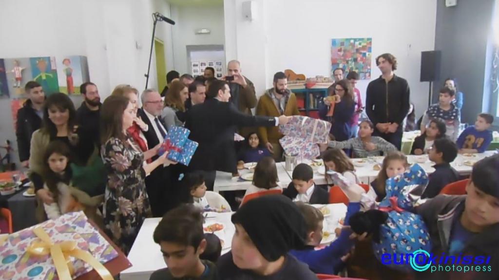 Μοίρασαν δώρα Τσίπρας και  Ιερώνυμος στο «Δημήτρειο» Κέντρο Δημιουργικής Απασχόλησης Παιδιών