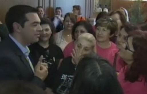 Με τις καθαρίστριες του υπουργείου Οικονομικών συναντήθηκε ο πρωθυπουργός