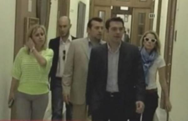 Συνεχίζεται η πολιτική διαμάχη για τη θεωρία των δύο άκρων